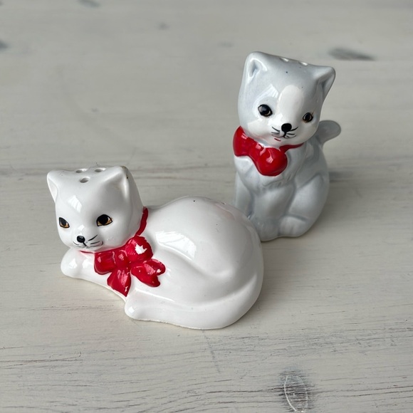 Kittens with Bows! Vintage Ceramic Salt & Pepper Shakers - Picture 1 of 8